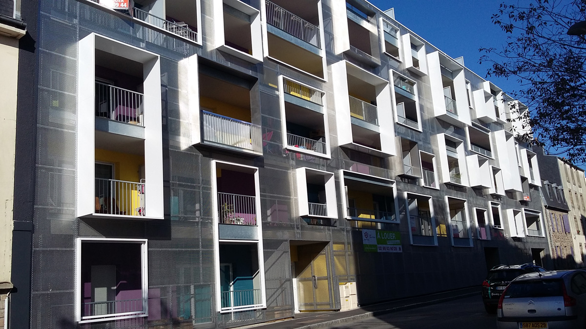 Garde-corps et balcons sur immeuble neuf à Brest