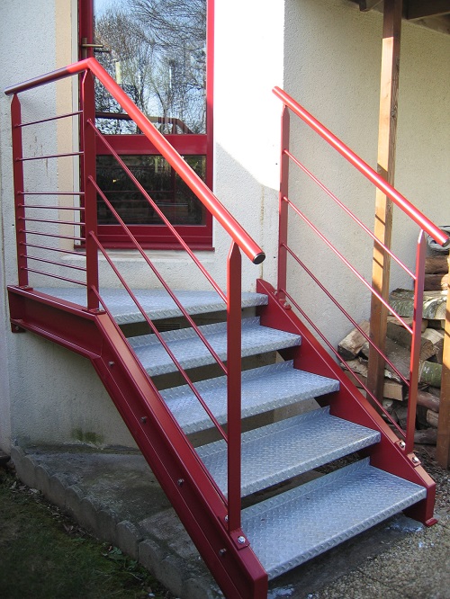 Escalier extérieur en acier + marches en tôle larmée