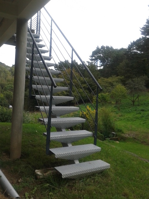 Escalier extérieur acier et marches tôle larmée