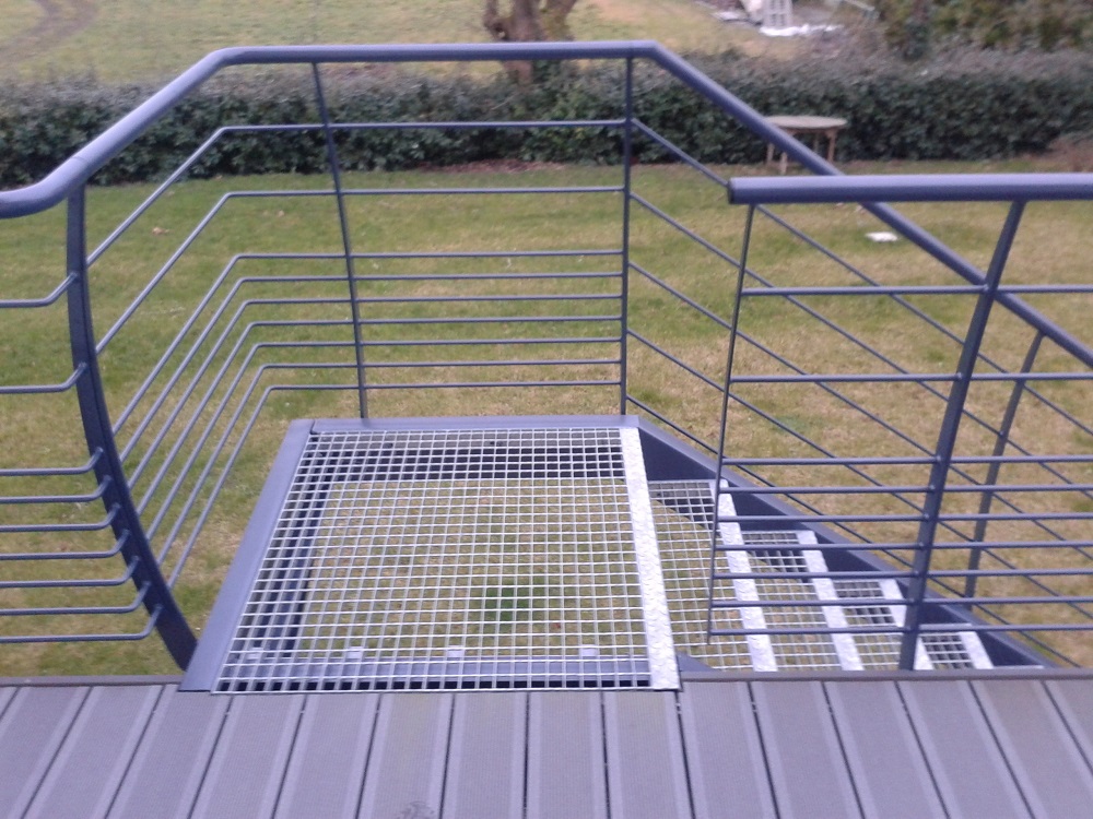 Escalier extérieur marches caillebotis