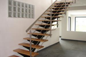 Escalier droit avec garde-corps inox