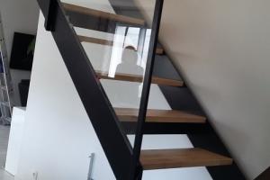 Escalier en acier avec garde-corps en verre