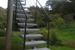 Escalier extérieur acier et marches tôle larmée