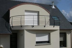 Garde-corps en acier cintré sur balcon
