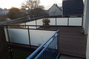 Terrasse en acier avec garde-corps en verre