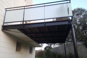 Terrasse en acier avec garde-corps en verre