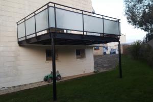 Terrasse en acier avec garde-corps en verre