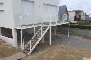 Terrasse métallique avec escalier extérieur