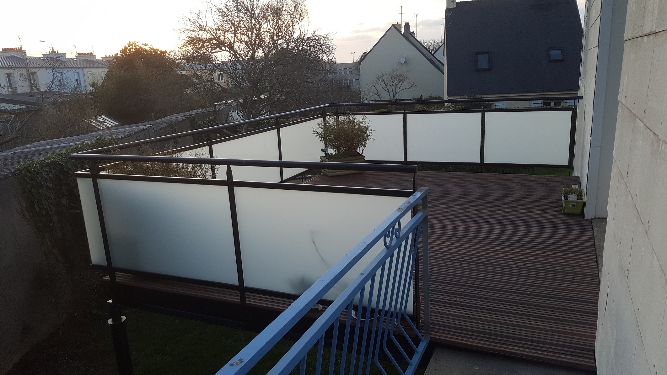 Terrasse en acier avec garde-corps en verre