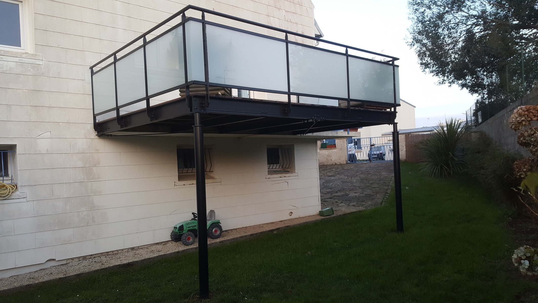 Terrasse en acier avec garde-corps en verre