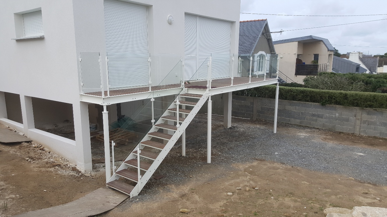 Terrasse métallique avec escalier extérieur